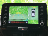 後方の映像と車両周囲の俯瞰表示を画面で確認でき、駐車時の周囲確認をサポートします。ガイド線も表示されるため、駐車位置を把握する際に活用いただけます。