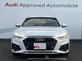 シングルフレームグリルはAudiの象徴的なデザイン要素であり、一目でAudiとわかるスタイル、大きくて迫力のある形状が車のスポーティな印象を強調しており、魅力的なデザインとなっています。