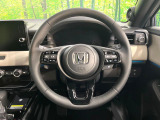 インテリアに合わせたデザインのステアリングは、運転される方のことも考え、運転しやすい形状、大きさです。是非一度、実際に触ってお確かめください。