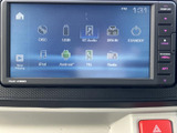 音楽ソースを画面から選べる構成で、ディスクやUSB、Bluetoothなどの項目が並びます。日々の移動中も好みの音源を選びやすく、メニューの見やすさも魅力です。