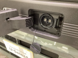 急速充電は車内のボタンを操作して開け、あとは充電コネクターを差すだけで充電開始。かんたんな充電操作と、フタの開け方を変えることで差し間違いを防げる安心感を両立しました。