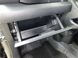 【グローブボックス】自動車黎明期にドライバーが手袋を収納していたのが由来の収納スペース☆現代では車検証等を収納することが多いです☆