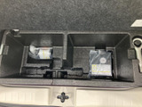 荷室床下には区画のある収納スペースが設けられ、小物を分けて収めるのに便利です。普段使いの道具を整理して積みたい方にも、活用しやすい実用的なつくりです。