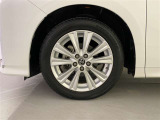 機敏さを引き立てる純正アルミ 235/50 R18 装着!