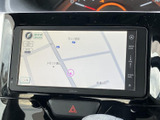 地図上に道路や周辺の地名、現在位置が表示され、目的地までの確認に役立つ画面です。表示内容を見ながら、行き先や周辺の位置関係を把握しやすく、日常のお出かけをサポートします。