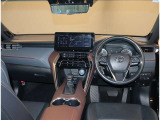 デザインもよく、居心地のよい運転席ですね。分かりやすいスイッチ類ですから操作もしやすく運転をサポートします。ぜひご来店いただき、実際にお座りいただいてステアリングを握ってみてください!