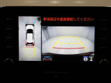パノラミックビューモニターを装備。駐車場や交差点でクルマを真上から見るように周囲を確認できます。機能の詳細は販売店スタッフまでおたずねください。