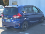 コンビネーションランプを高い位置に配置、後続車に見やすいデザインで安全にも配慮。