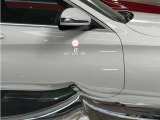 納車前整備は、メルセデスベンツ国際認定メカニックによる最新の検査ライン等の施設が充実した当社工場で入念に行います。メルセデス・ベンツの定める厳しい基準をクリアしたお車のみをご案内させて頂きます。