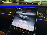 ステアリングボタンは、使いやすいデザインでございます。ステアリング付近のレバーや、ステアリングボタンで追従機能の操作も可能でございます。
