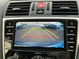 後方の様子を画面で確認でき、駐車時の周囲確認をサポートします。ガイド表示も備わっているため、車庫入れや狭い場所での後退時に目安をつかみやすく、日々の駐車をより安心して行えます。