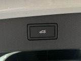 挟み込み防止と&ldquo;Easy Open & Easy Close&rdquo;機能付きのパワーテールゲートを採用。荷物で両手がふさがっていても足のジェスチャーで開け閉めが可能です。
