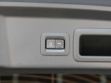 電動のバックドアになっておりますので、ボタン一つで簡単に開閉できます!全開まで開いてほしくない時にも途中で止めたり、開く位置の設定もできます!
