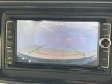 ギアをリバースに入れると車両後方の映像を映し出します。画面にはガイドラインが表示され、車庫入れや縦列駐車などの際に安全確認をサポートします。