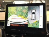 【パノラミックビューモニター】専用のカメラにより、上から見下ろしたような視点で360度クルマの周囲を確認することができます☆死角部分も確認しやすく、狭い場所での切り返しや駐車もスムーズに行えます。