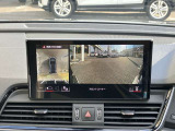 サラウンドビューカメラ装備 車両の4つのカメラから得た映像を合成し、上空から眺めているような映像をモニターに映し出します。車両周辺の歩行者や障害物などの発見に役立ちます。