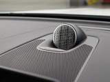 メーカーオプションで390,000円相当のBowers&Wilkinsハイフィデリティオーディオシステム(1410W 15スピーカー)サブウーファーが装備されています