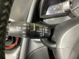 レバーをAUTOの位置にしているとき、レインセンサーが雨を感知すると、雨量に応じてワイパーが自動で作動してくれるオートワイパーを装備!設定変更で非作動にすると、間欠作動に固定されます。