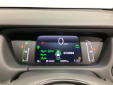 デジタル表示のスピードメーターとタコメーター、燃費やオドメーターなどの表示の他に、ホンダセンシング機能などの表示もできる多機能なマルチインフォメーション・ディスプレイです。