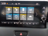 運転席から各種ボタンの操作がしやすいように設計されたデザイン。ドライブなでもスマートに操作ができます♪