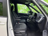 運転席まわりは視界が広く、前方や周囲を確認しやすいレイアウトです。シートにはゆったり座れる形状が採用され、落ち着いた色合いの室内で日々の移動を快適にお過ごしいただけます。