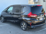 コンビネーションランプを高い位置に配置、後続車に見やすいデザインで安全にも配慮。