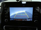 バックガイドモニター付き。車両後方の映像をナビ画面に表示し、駐車などの後退操作をサポートします。