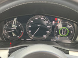 速度や燃料残量など、運転に必要な情報をメーター内で確認できます。複数の表示がまとまっており、走行中も視線の移動を抑えながら必要な情報を把握しやすいレイアウトです。