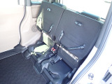 ◆チップアップ&ダイブダウン機構付【ULTR SEAT】は後席座面を左右分割で跳ね上げることができます。トランクで積載できない背の高い荷物をラクラク収納できます。ホンダ車ならではの人気装備です。