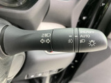 レバーには操作内容を示す表示がまとまり、手元で確認しやすい配置です。運転中に視線を大きく外さず扱いやすく、日常の走行で必要となる操作を迷いにくくしてくれる、実用的な装備です。