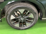 純正アルミホイールです。足元が引き立つので、車全体のイメージがアップしますよ!