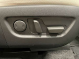【パワーシート】電動でシートポジションの変更が可能です。手動式より細かくシート設定が可能ですのでより快適な姿勢でドライブを楽しんで頂けるでしょう。