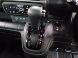 インパネシフトだから視線の移動も少なく足元もスッキリ。運転席もゆったりしているのでゆとりを持ってドライブできますね。