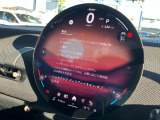 人気のヘッドアップディスプレイ!現在の車速、ナビゲーション・システムによるルート案内の矢印表示、チェック・コントロール、前車接近警告など、さまざまな情報をドライバーの視界内に直接表示いたします!