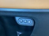 アクセサリーソケットはUSBのアダプターなどをつければ、スマホの充電にも使えます。横にはナビゲーション用の外部入力可能なUSB端子などがついており、周辺には物が置けるトレーがついています。