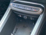 シフトノブのないスマートなボタン式になっており、車内がより広く、未来的になっております。