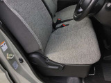 運転席助手席はベンチシートになっており、広々座れます☆