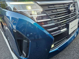 日産純正アルミホイールが足元を引き締めます。