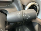 運転席ハンドル部の右横でライトをON/OFFでき、オートライトにも設定可能です。