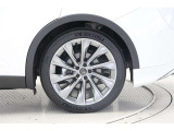 タイヤサイズ(225/45R21)です。
