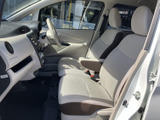 前席は明るいシートと落ち着いた色合いの組み合わせで、車内をすっきりと見せています。窓からの見通しもよく、運転席と助手席のどちらでもゆったり座れるレイアウトです。