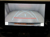 バックモニター装着車は後退時の強い味方です♪車庫入れや縦列駐車の際、後退操作の参考になるガイドラインをナビ画面に表示します。