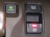 ブレーキホールド付き電子制御パーキングブレーキを採用!ブレーキホールドは、停車中にブレーキペダルを踏み続けなくてもブレーキを保持する機能で、信号待ちや渋滞時に役立ちます。