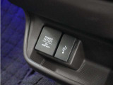 ◆USBチャージャー、12Vの電源ソケット◆使いやすい場所に装備されています。