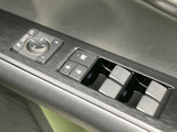 ドアミラーや窓の操作スイッチがまとまって配置され、運転席から各部の操作箇所を見渡せます。アイコン表示で用途を把握しやすく、窓の開閉やミラー調整など日常の操作に便利です。