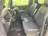 前席はゆったりとした座面で、運転席から助手席まで落ち着いて過ごせる空間。視界も広く、乗り降りの際に車内全体を見渡しやすいレイアウトです。