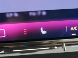 ◆シートヒーター◆三段階で強弱の調節が可能なシートヒーティング機能を装備しております。季節によっては欠かすことのできないポイントの高い装備ではないでしょうか。