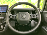 ステアリングには複数のスイッチが配置され、運転姿勢を保ちながら各種機能にアクセスできます。握ったまま手元で扱いやすく、日常の運転を快適にサポートします。