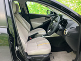 明るい色合いのシートとドア内張りが、運転席まわりに開放感をもたらします。前方や側方を見渡しやすく、乗り降りの際も室内全体を確認しやすい空間です。