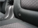 ◆ISOFIX◆シートベルトいらずでチャイルドシートと固定金具を連結するだけでガッチリ固定できます。